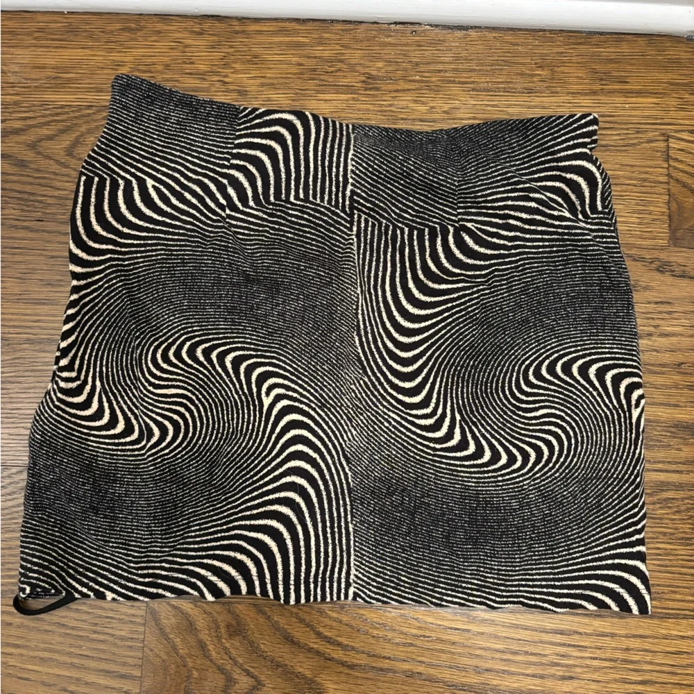 URBAN OUTFITTERS Camila Swirl Tie-Around Mini Skirt - Picture 3 of 6